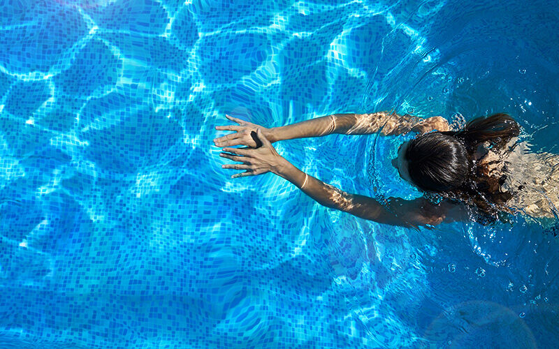 cleaning the pool filter